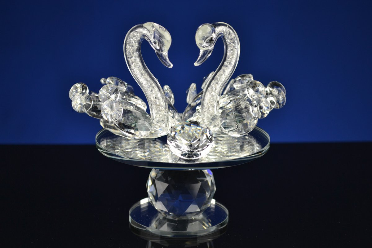 Luxe Kristallen Zwanen op Voet met Romantisch en Elegant Design
