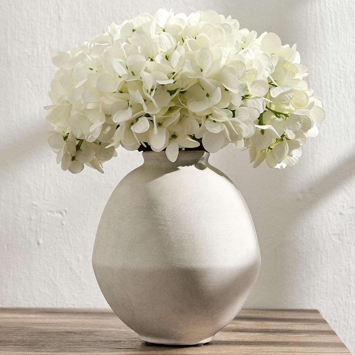 Handgemaakte keramische vaas in gebroken wit voor rustieke decoratie, Hoogte: 158 cm