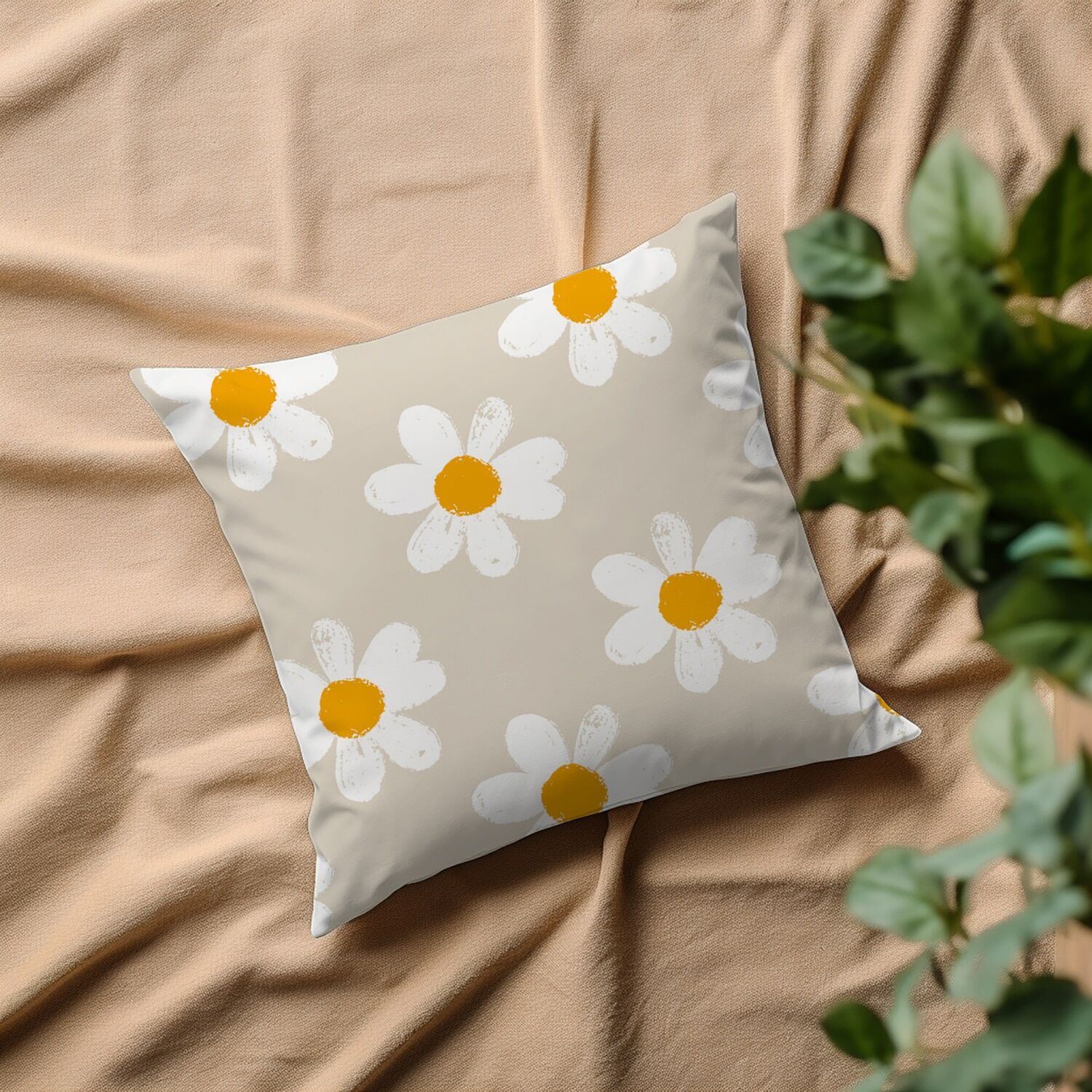 Dekokissen QUEENCE "Levke", beige (beige, bedruckt), B:40cm L:40cm, Polyester, Dekokissen_Sitzkissen_Kissenhüllen, Dekokissen, mit Gänseblümchen beige, bedruckt B/L: 40cm x 40cm, 1 Stk.