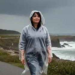 16er-Set Regenponcho mit Kapuze & Ärmeln, transparent - Optimaler Regenschutz für Alltag, Festivals Wandern und Notfälle
