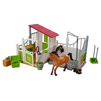 Pferdebox und Waschplatz mit Pferd