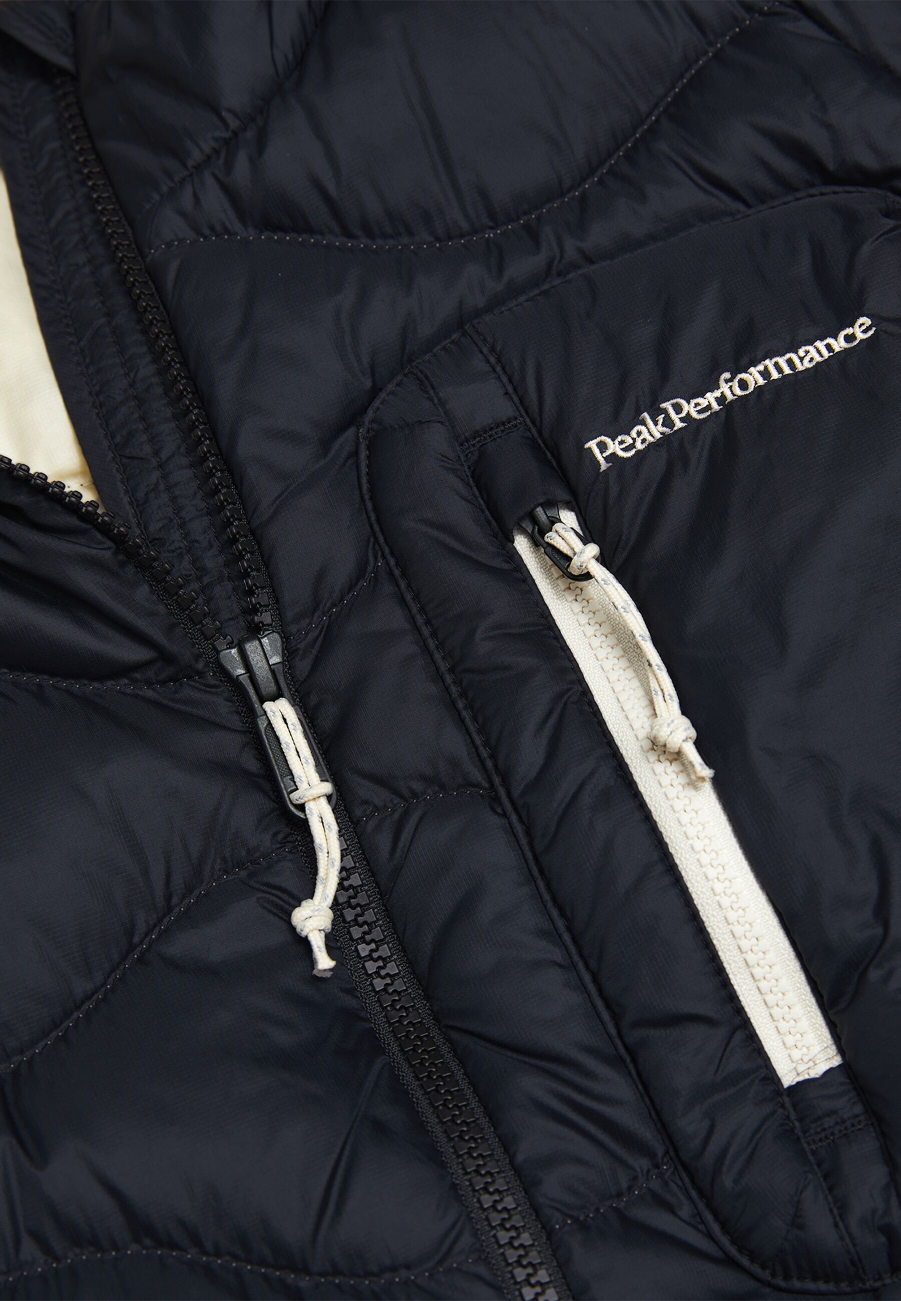 Peak Performance "W Helium Utility Down Vest" mit dezenten Farbdetails