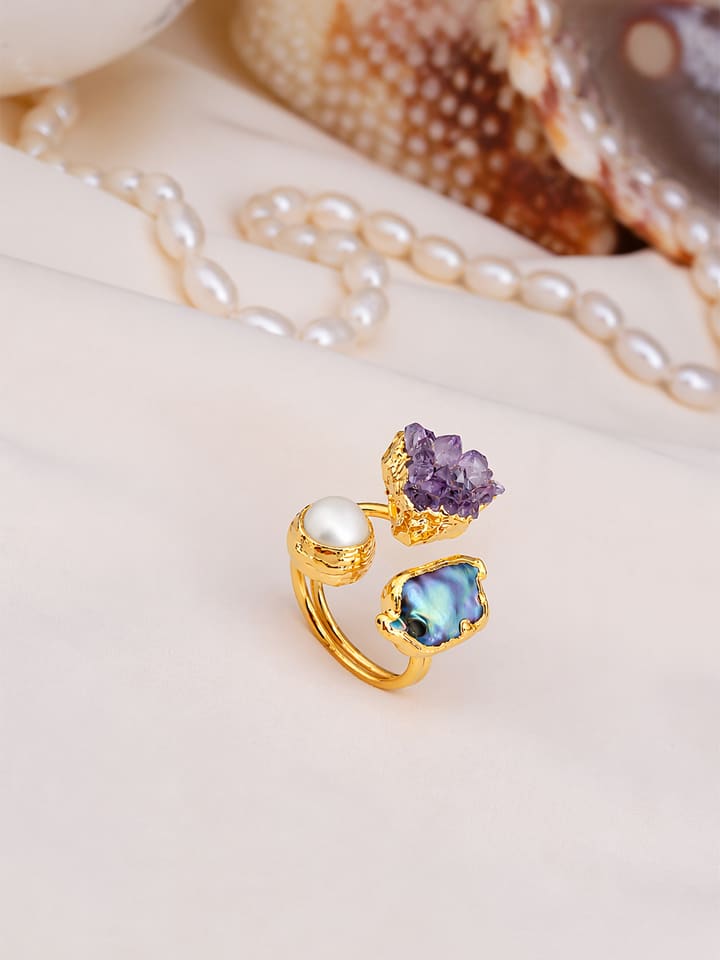 Pierres de Jade Vergold. Ring mit Edelsteinen und Perle - onesize