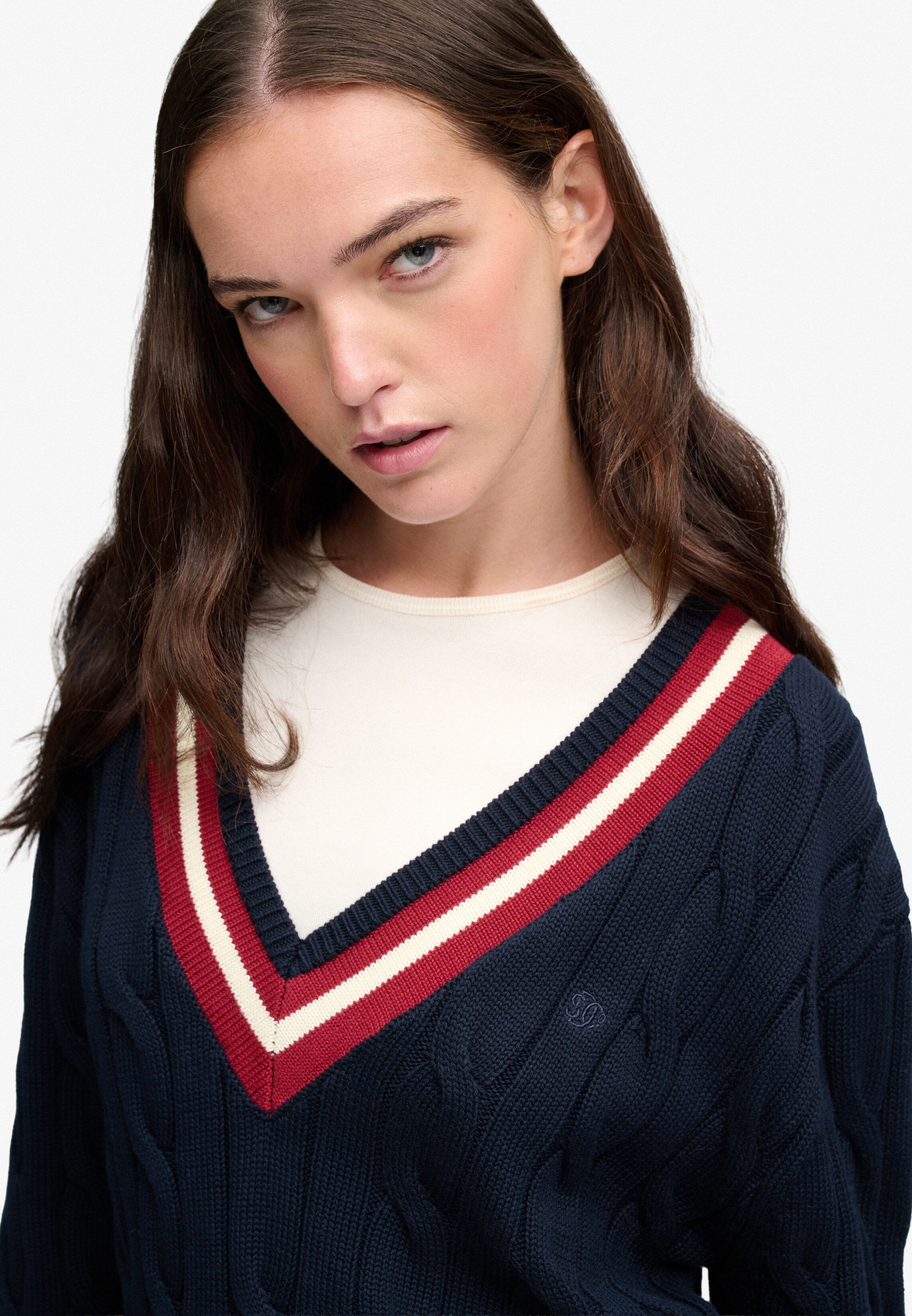 V-Ausschnitt-Pullover SUPERDRY "CLASSIC CABLE CRICKET KNIT", Damen, Gr. L, blau (eclipse navy), Strick, Obermaterial: 100% Baumwolle, unifarben mit Farbeinsatz, loose fit normal, V-Ausschnitt, Bündchen, Pullover V-Ausschnitt-Pullover, Baumwolle, loose fit