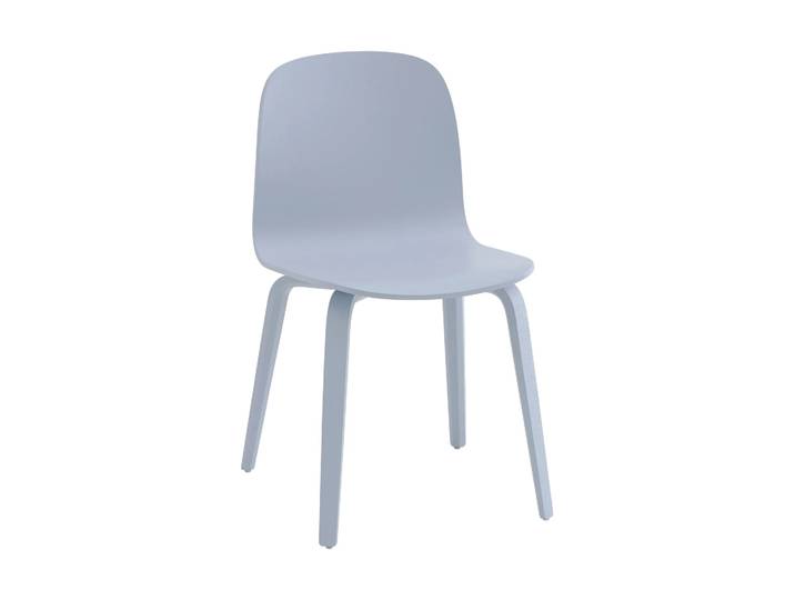 Muuto Visu Stuhl mit Holzgestell Light blue