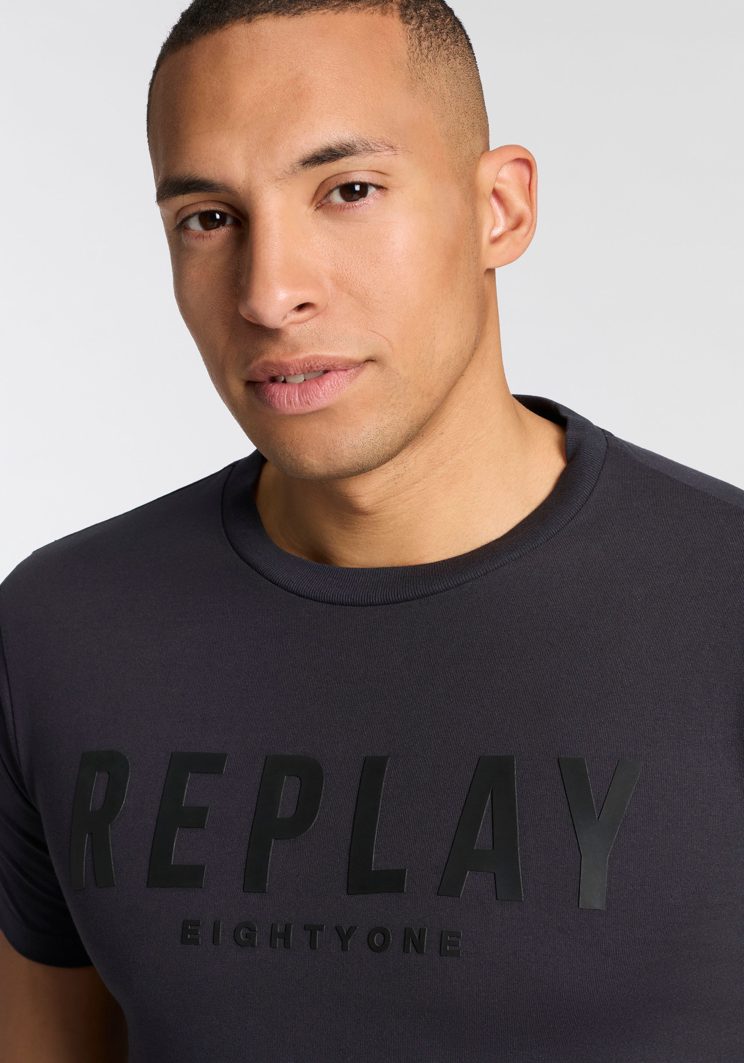 T-Shirt REPLAY, Herren, Gr. M, schwarz (nearly schwarz), Single Jersey, Obermaterial: 100% Baumwolle, unifarben, regular fit normal, Rundhals, abgesteppte Kante, Shirts T-Shirt, Baumwoll-Qualität, Logoschriftzug nearly schwarz M