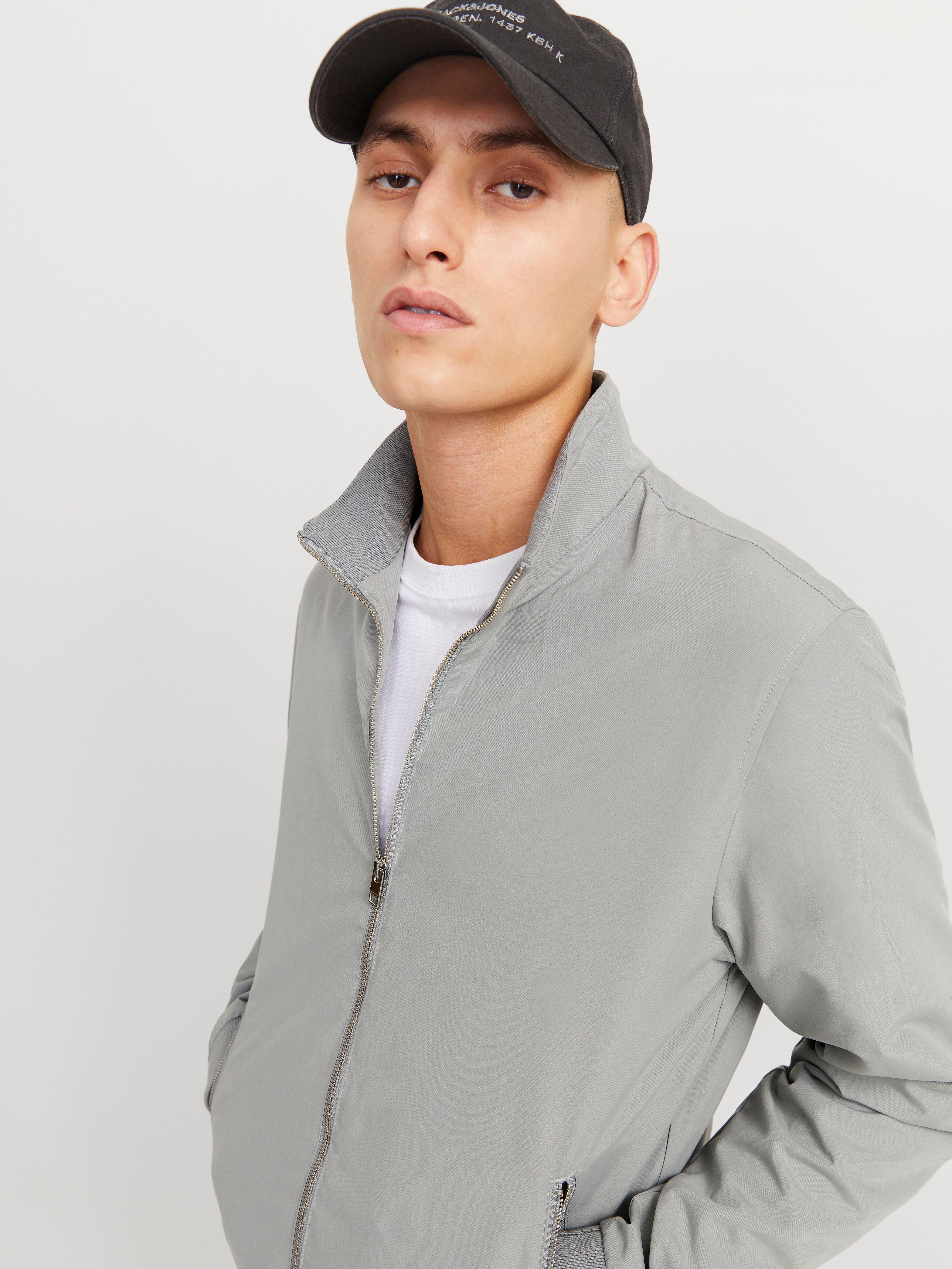 Blouson JACK & JONES "JJERUSH Stylisch, funktional, ideal für Herbst, pflegeleicht", Herren, Gr. M, grau (ultimate grau), Web, Obermaterial: 100% Polyester, unifarben, regular fit taillenbedeckt, ohne Ausschnitt, Rippbündchen, Jacken Blouson, mit stylisch