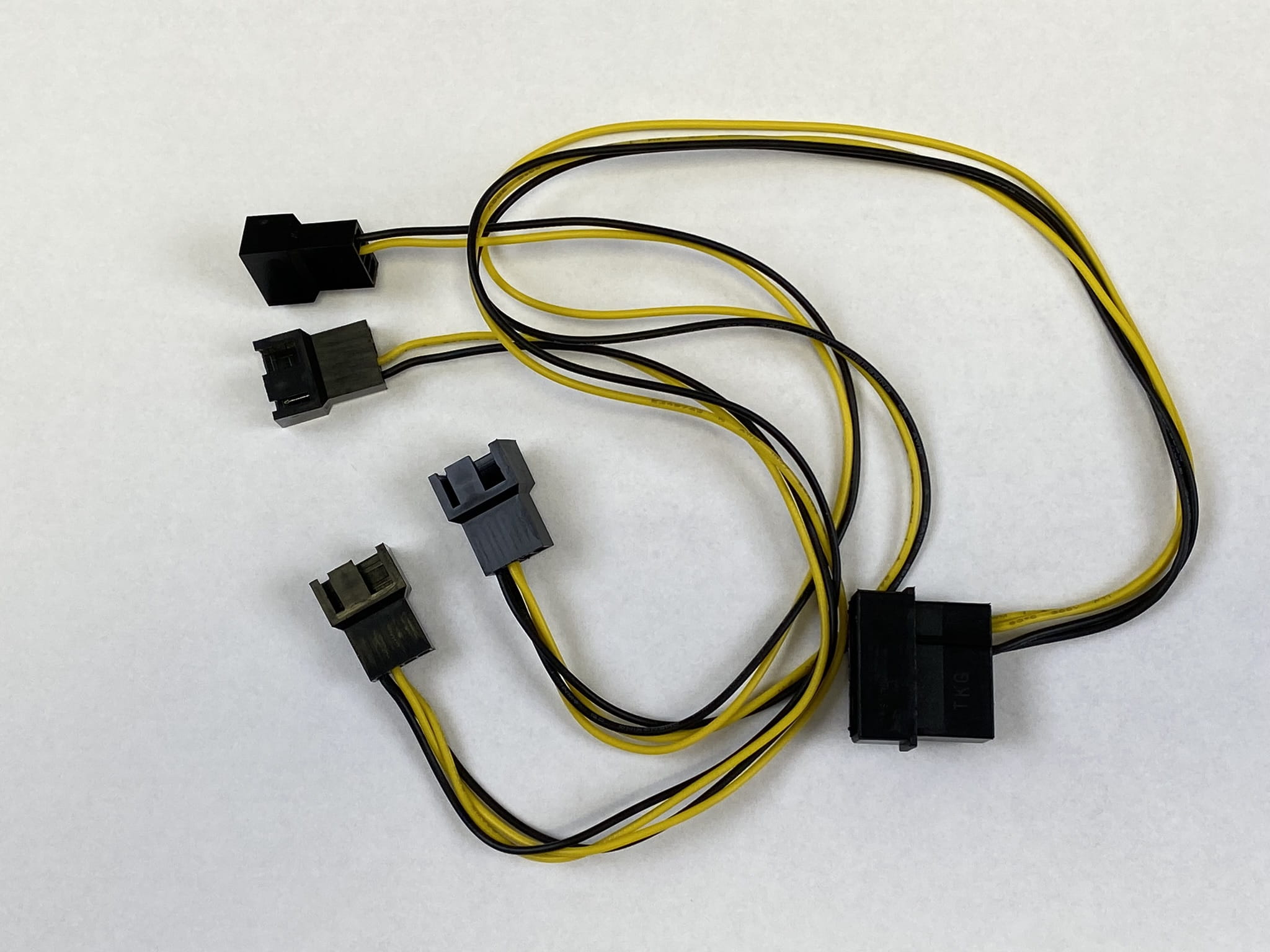 Phobya Adapter 4Pin Molex (12V) auf 4x 4Pin PWM