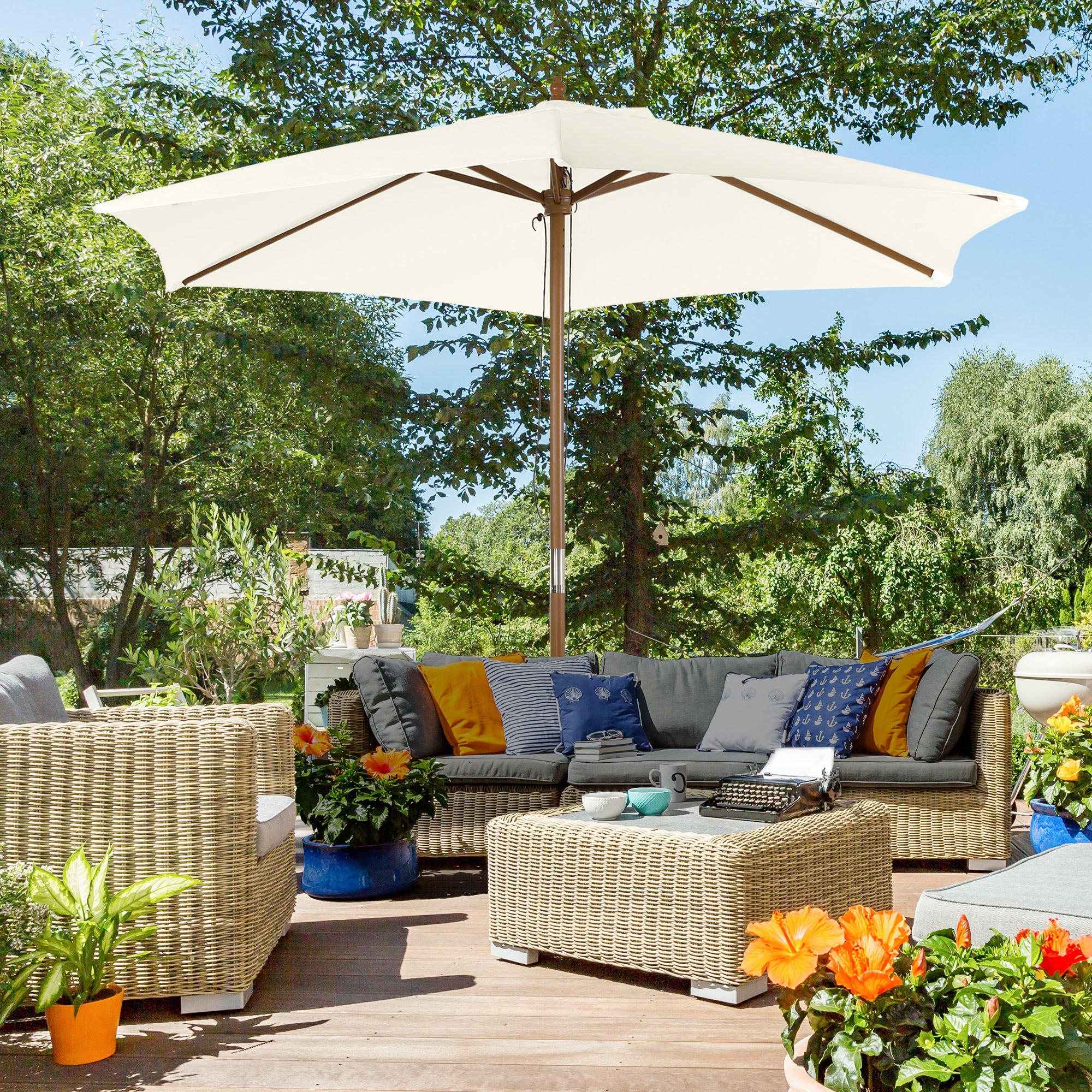 Outsunny Ombrellone in Legno da Esterno Bianco Crema 2.5X2.3M, Tocco di Eleganza per il Tuo Giardino Aosom