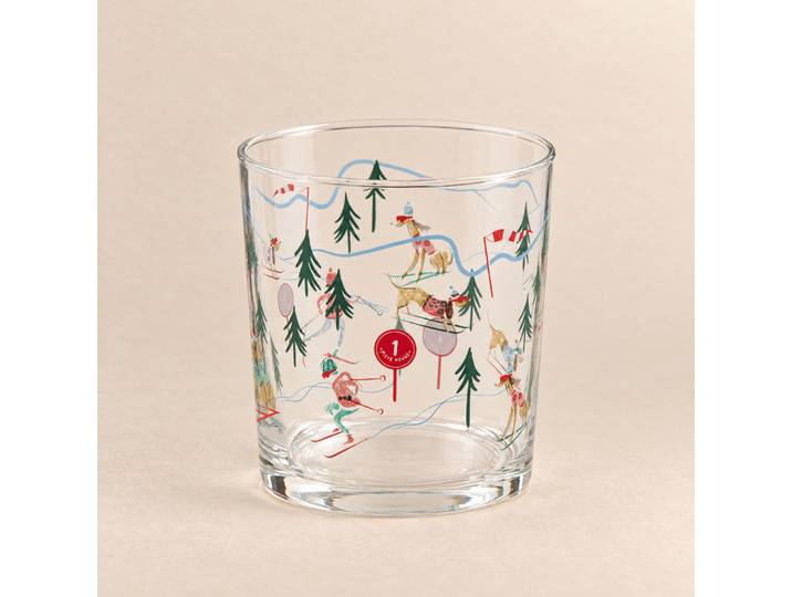 Klarer Glasbecher mit mehrfarbigen Skipistenmotiven