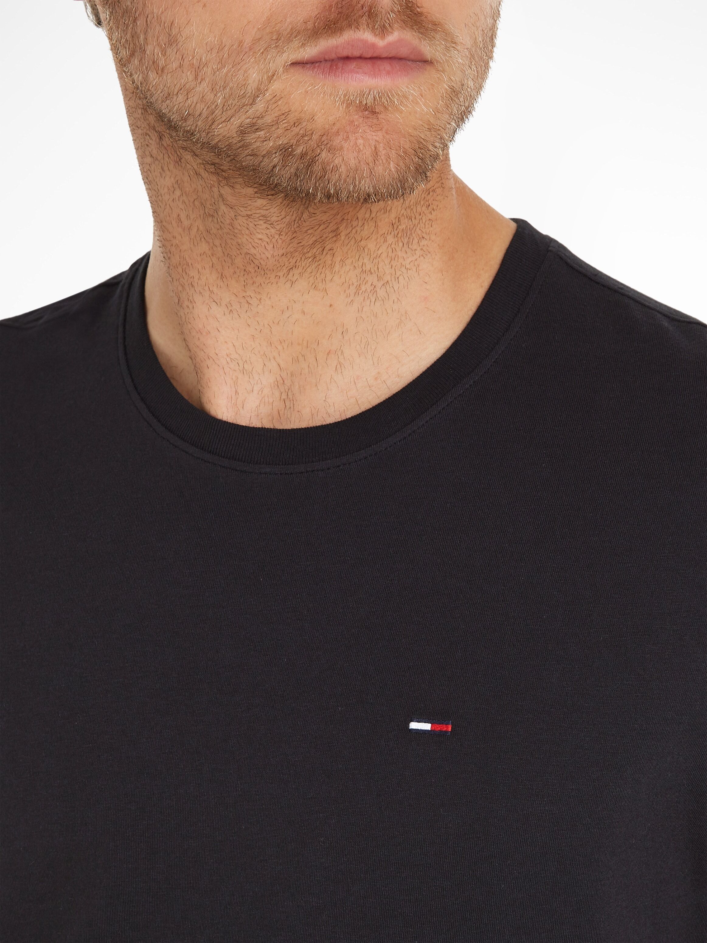 T-Shirt TOMMY JEANS "TJM ESSENTIAL SOLID", Herren, Gr. M, schwarz (tommy schwarz), Jersey, Obermaterial: 100% Baumwolle, unifarben, slim fit normal, Rundhals, eingesetzt abgesteppte Kante, Shirts T-Shirt, mit Rundhalsausschnitt und dezenter Logo-Flag tomm