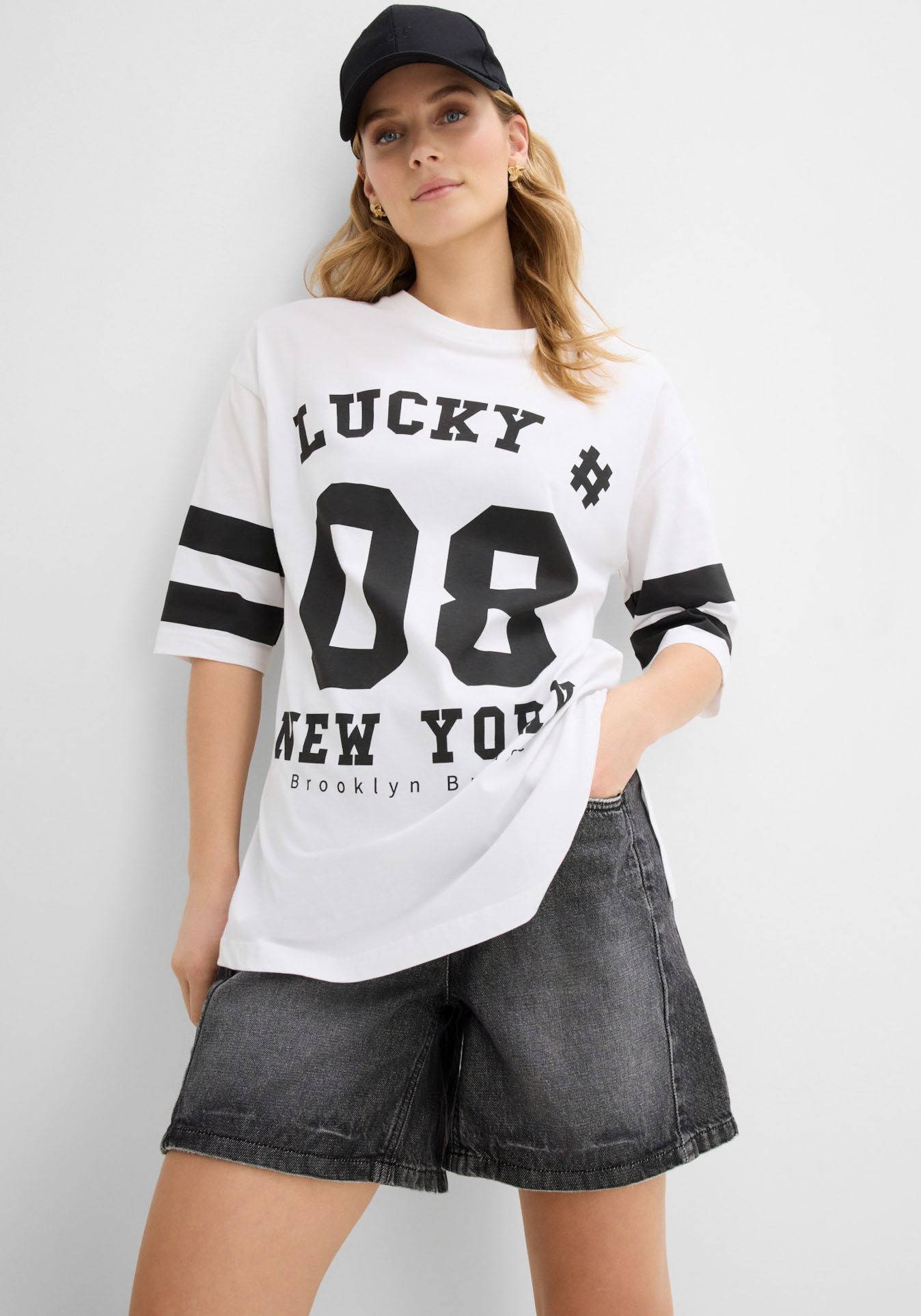 Oversize-Shirt BONPRIX "Oversize-Shirt aus reiner Baumwolle", Damen, Gr. 52/54 (XXL), weiss (weiß, schwarz bedruckt), Obermaterial: 100% Baumwolle, oversize, Shirts Oversize-Shirt, Oversize-Passform, Halbarm-Design, aus reiner Baumwolle weiß, schwarz bedr
