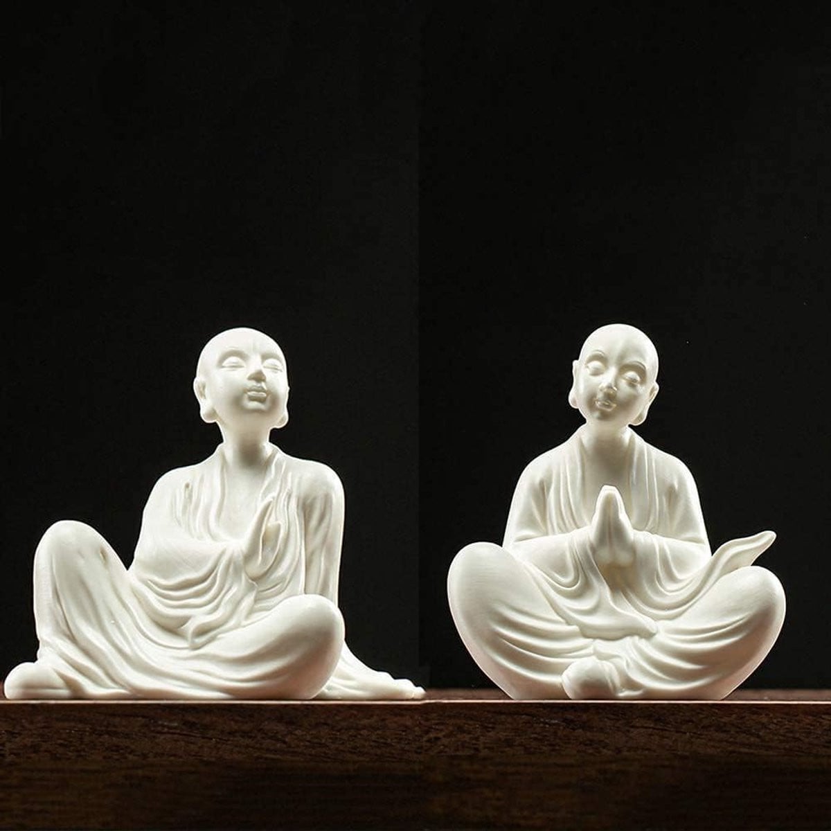 Handgemaakt wit keramisch monnik sculptuur voor op tafel