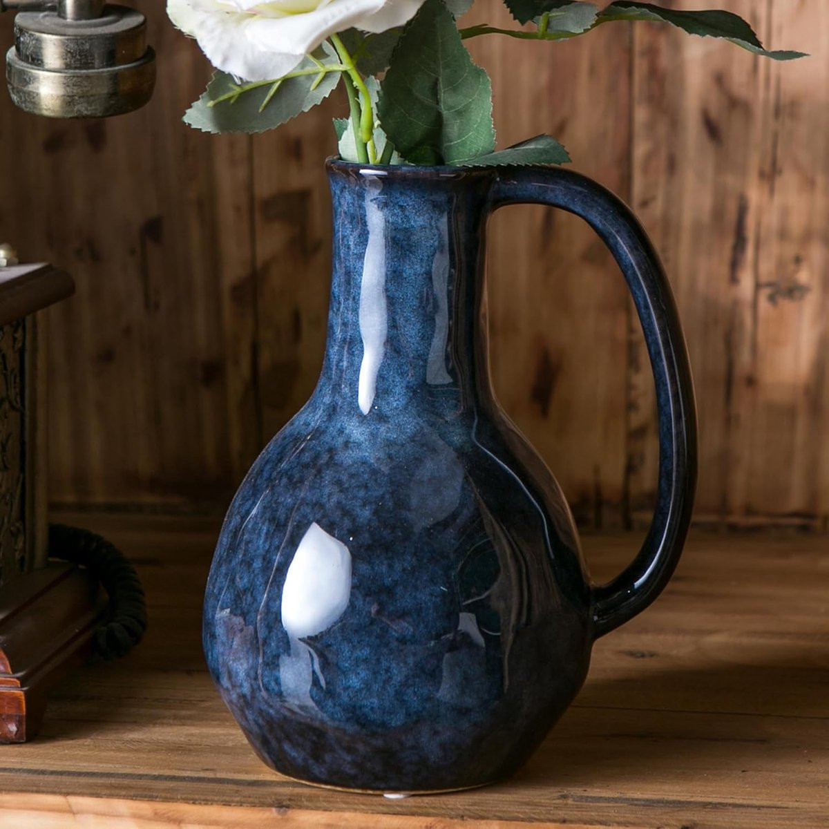 Blauwe keramische vaas met grote handvatten, Hoogte: 21,5 cm