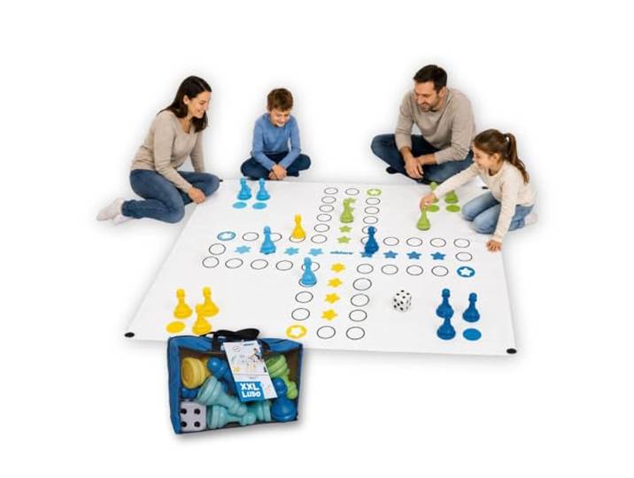 alldoro XXL Ludo, Brettspiel für Indoor & Outdoor, 150 x 150 cm Spielfläche wetterfeste PVC-Plane, große, befüllbare Spielfiguren + Tasche, Gartenspiel für Kinder ab 3 Jahre, Zuhause, in Kita & Schule