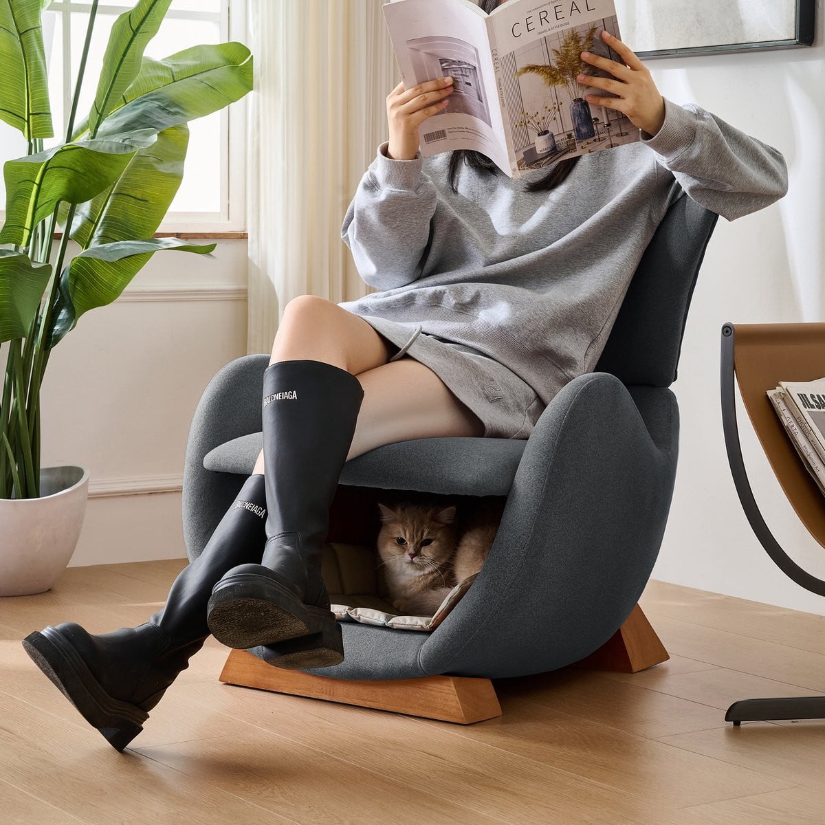 Moderne designer loungestoel in grijs met walvishaai-look en huisdiervriendelijk anti-kattenkrasstof