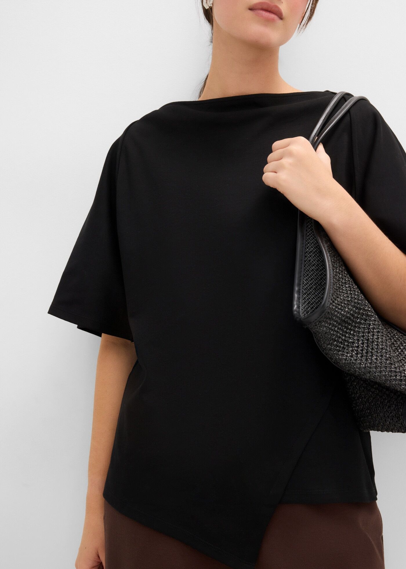 T-Shirt BONPRIX, Damen, Gr. 48/50 (XL), schwarz, Obermaterial: 100% Baumwolle, bequem, Shirts T-Shirt, mit Wasserfallausschnitt, asymmetrischer Saum, Kurzarm-Design schwarz 48/50 (XL)