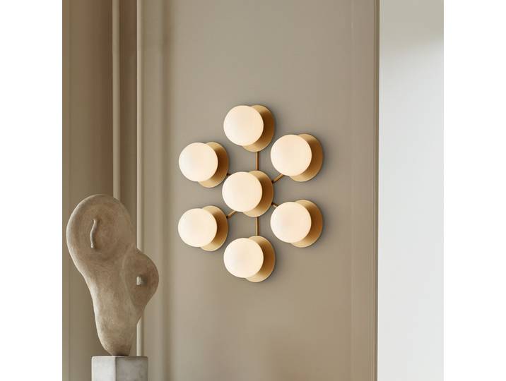 Applique murale Liila Star, à 7 lampes, dorée/opale, blanc chaud - Nuura - Salon / séjour - Design - Verre - Boule