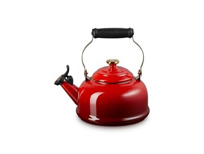 Le Creuset Pfeifender Teekessel aus Emaille auf Stahl, goldfarben, 1,7 l, Kirschrot