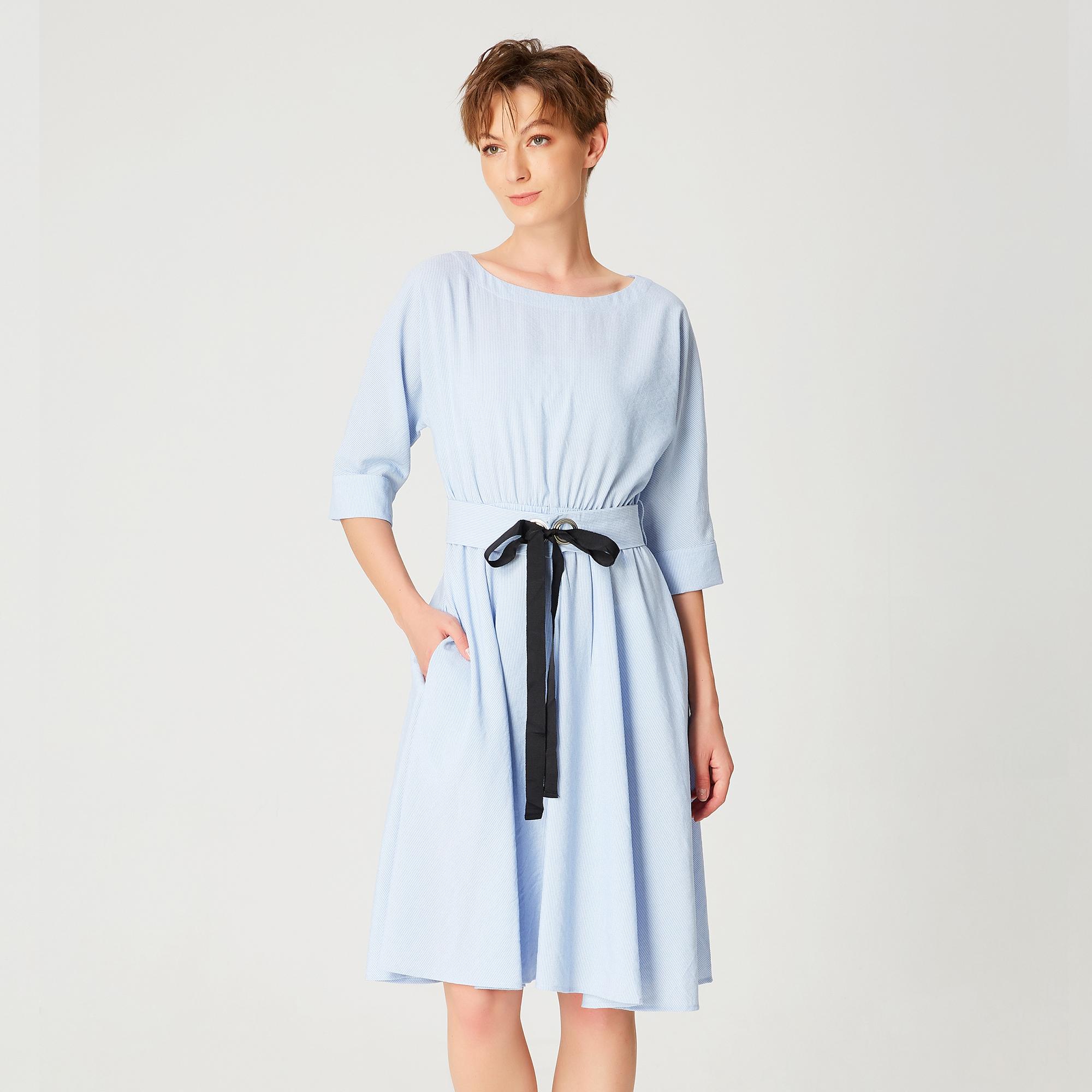 Ausgestelltes Kleid mit breitem Gürtel