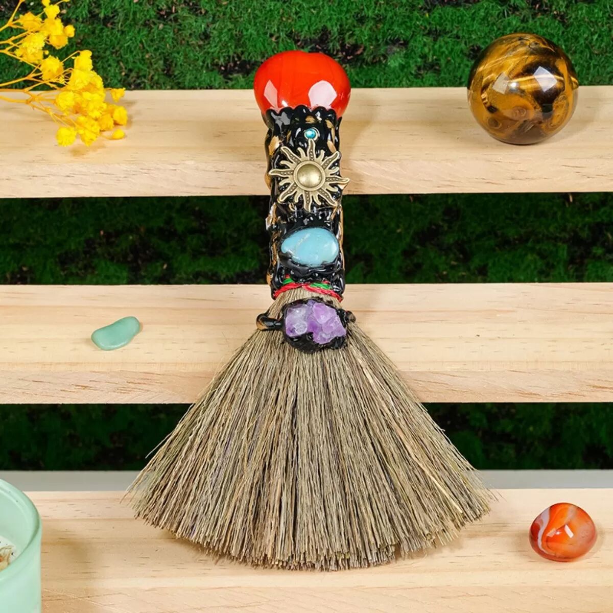 INF Handgefertigter roter Achat Kristallherz Mini-Besen mit Pampasgras – Multicolor Hexenbesen Ornament