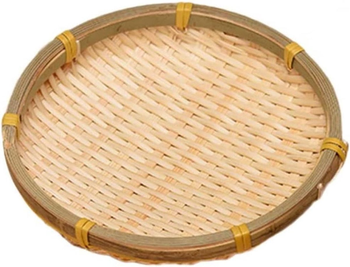 Handgemaakte bruine gevlochten rotan mand voor het serveren van brood