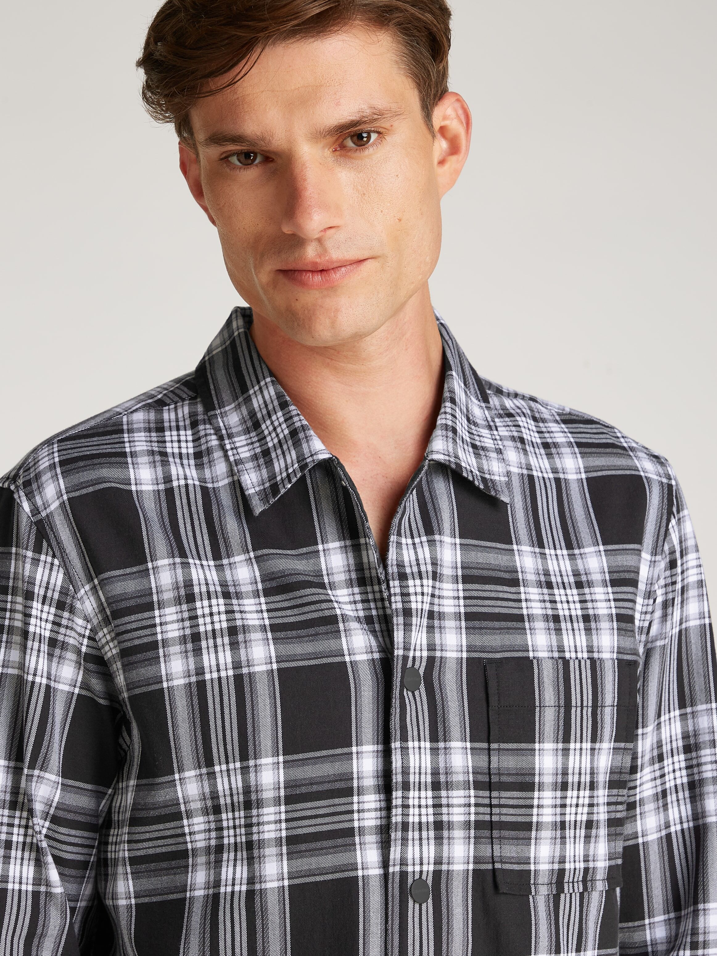 Karohemd CALVIN KLEIN "TWILL CHECK SNAPS OVERSHIRT", Herren, Gr. L, N-Gr, schwarz (ck schwarz), Web, Obermaterial: 100% Baumwolle, unifarben, regular fit, Ärmel mit Ärmelschlitz 1-Knopf-Manschette, Hemden Karohemd, mit Logoprint ck schwarz L, N-Gr