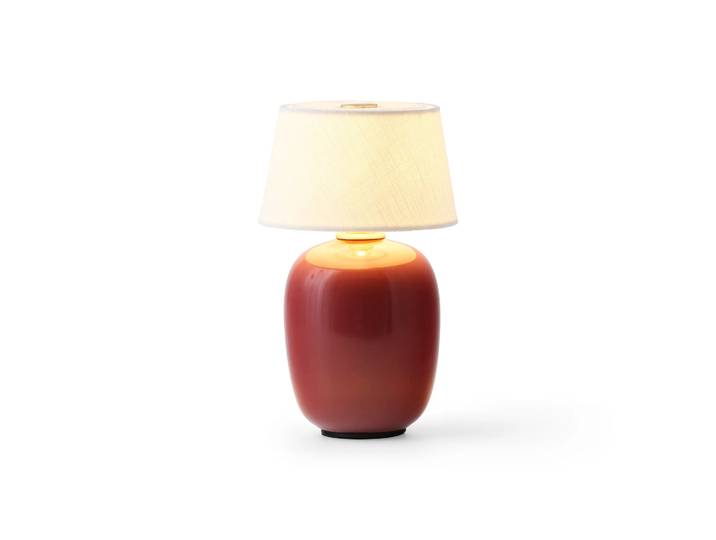 Audo Copenhagen Torso Tischleuchte portable Ruby