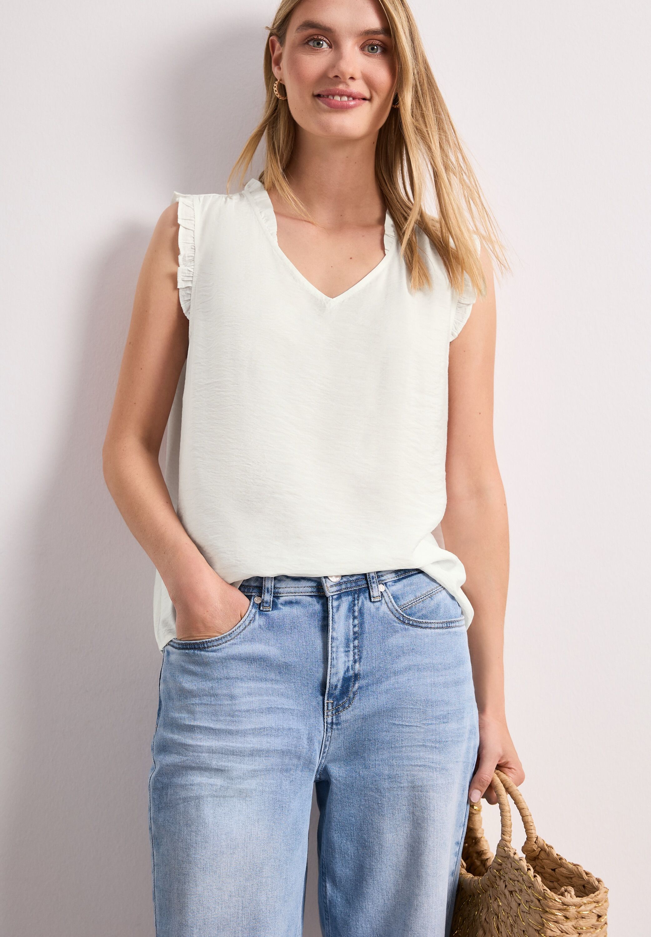 Rüschenbluse STREET ONE, Damen, Gr. 44, weiss (sanftes weiß), Web, Obermaterial: 88% Viskose, 12% Polyamid, unifarben, hüftbedeckend, V-Ausschnitt, Rüschen, Blusen Rüschenbluse, Sommertop mit V-Neck und Rüschen sanftes weiß 44