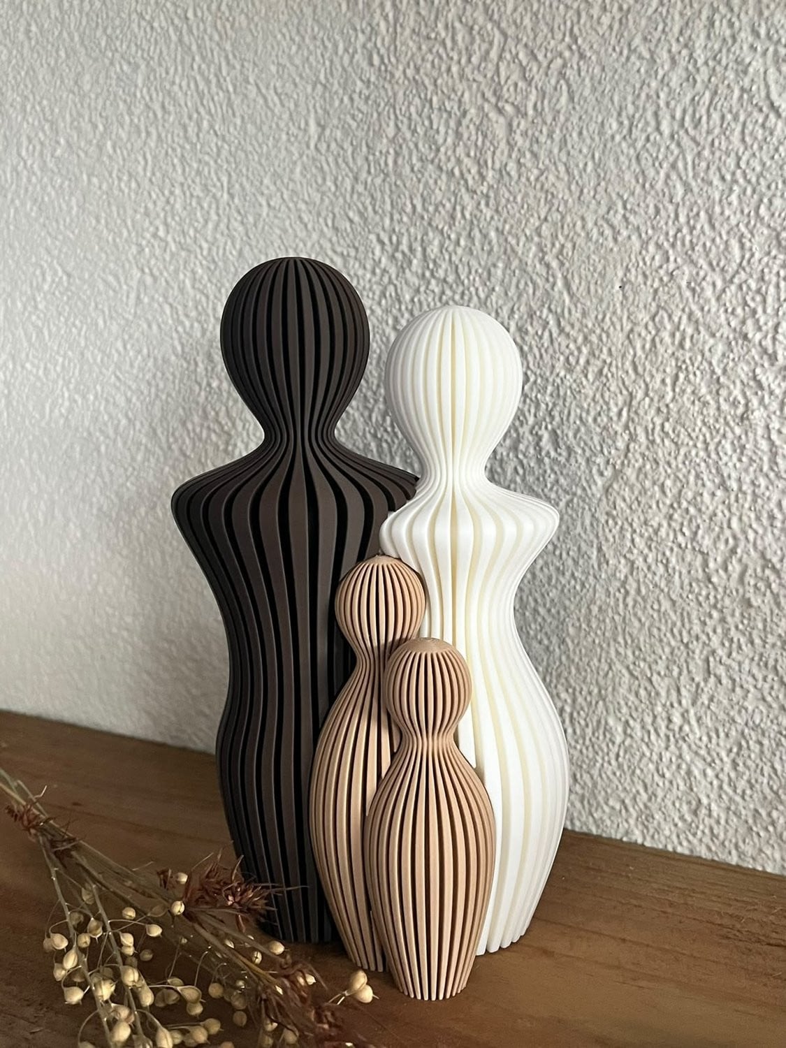 3D geprint familiebeeld van ouders met 2 kinderen voor op tafel