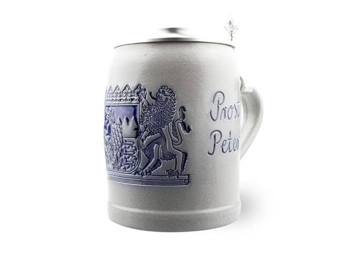 Bavariashop PREMIUM Bierkrug Bayern mit Zinndeckel, Steinzeug Gravur 0,5 L Bayerischer Steinkrug, personalisiert mit Wunschname, salzglasiert, Handarbeit, Geschenk für Bierliebhaber, Freistaat-Wappen