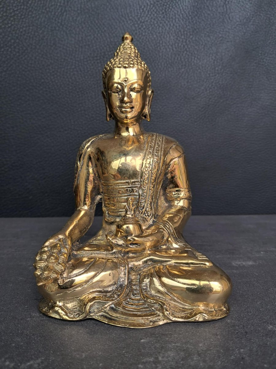 Verguld bronzen Boeddha standbeeld uit Tibet met Varada Mudra voor op tafel