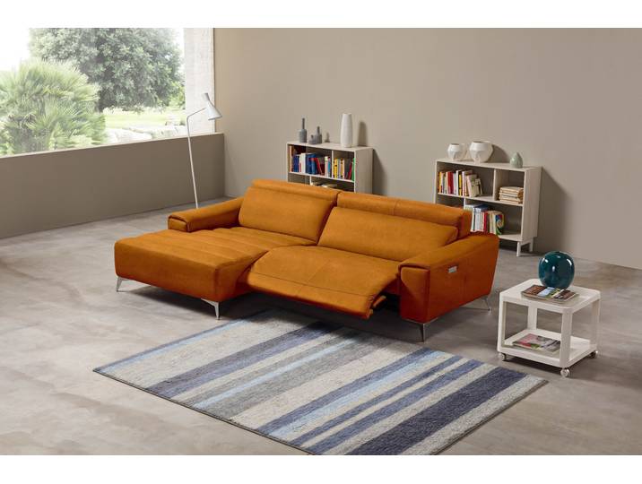 Ecksofa EGOITALIANO Suzette, Designsofa mit hohem Sitzkomfort , braun (cognac), B:266cm H:95cm T:163cm, Luxus-Micofaser Lederoptik (100% Polyester) ist ein neues technisches Gewebe mit einem visuellen und taktilen Aspekt, der dem Nubuk sehr nahe kommt, mit innovativen Eigenschaften. Seine außerordentliche Weichheit kommt von einem exklusiven Produktionsprozess, der Unreinheiten und Unregelmäßigkeiten beseitigt. Das Ergebnis ist eine bemerkenswert samtige Faser, die durch das Vorhandensein von Körnern verstärkt wird. Von der einfarbigen Eleganz der warmen Farben und der Vielfalt an trendigen Farben, die es zu seiner eigenen Stärke und Persönlichkeit machen., Sofas, Ecksofa, mit Recamiere, inkl. 1 elektronischen Relaxfunktion, L-Form