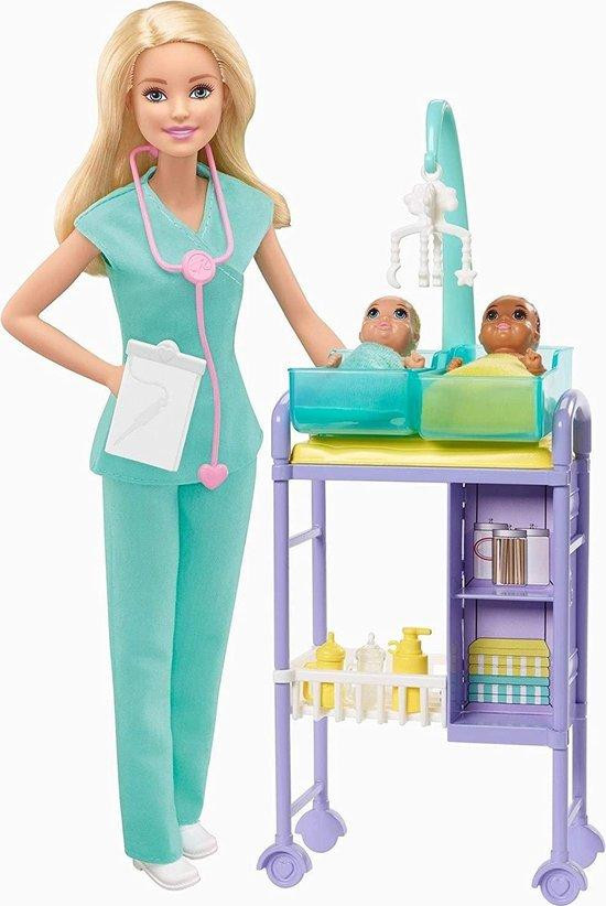 Unyqoos Barbie Babydokter-speelset met blonde Barbie-dokter, groene outfit, stethoscoop, 2 baby-poppen en onderzoekstafel
