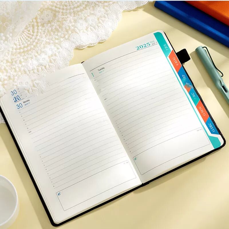 INF Agenda journalier 2025 - Carnet épais A5 avec boucle pour stylo