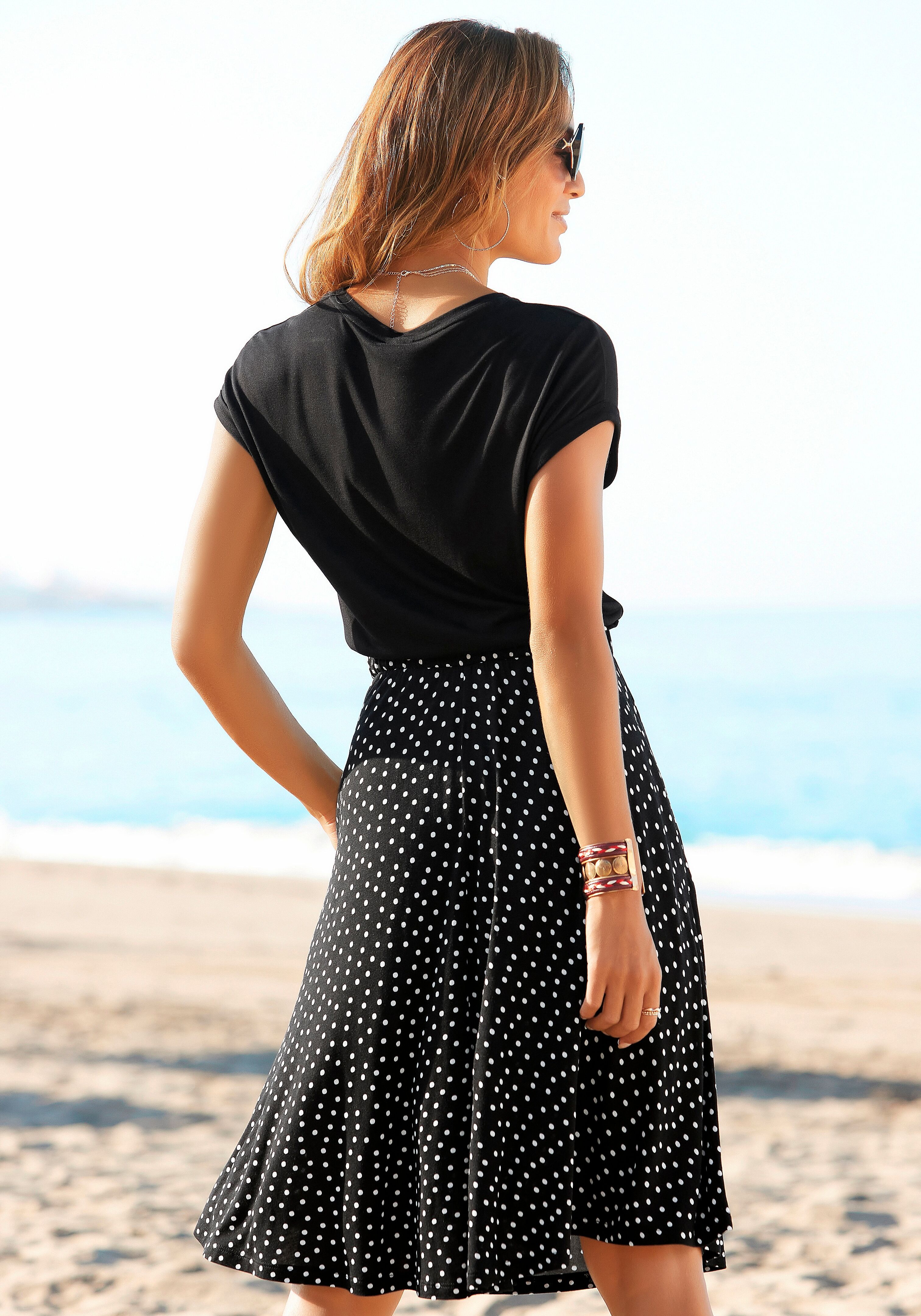 Jerseykleid BEACHTIME BY LASCANA "mit Rüschenkante in der Taille, Rock mit Taschen, sommerlich", Damen, Gr. 40, N-Gr, schwarz (schwarz, gepunktet, bedruckt), Jersey, Obermaterial: 100% Viskose, unifarben mit Farbeinsatz, figurumspielend kniefrei, Rundhals