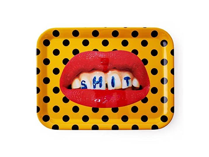 SELETTI - Vassoio in melamina Toiletpaper - 19032 - TAGLIA UNICA VASSOIO SHIT IN MELAMINA ART. 19032 – SELETTI TOILETPAPER YELLOWIronico\, audace e sorprendentemente funzionale\, il vassoio