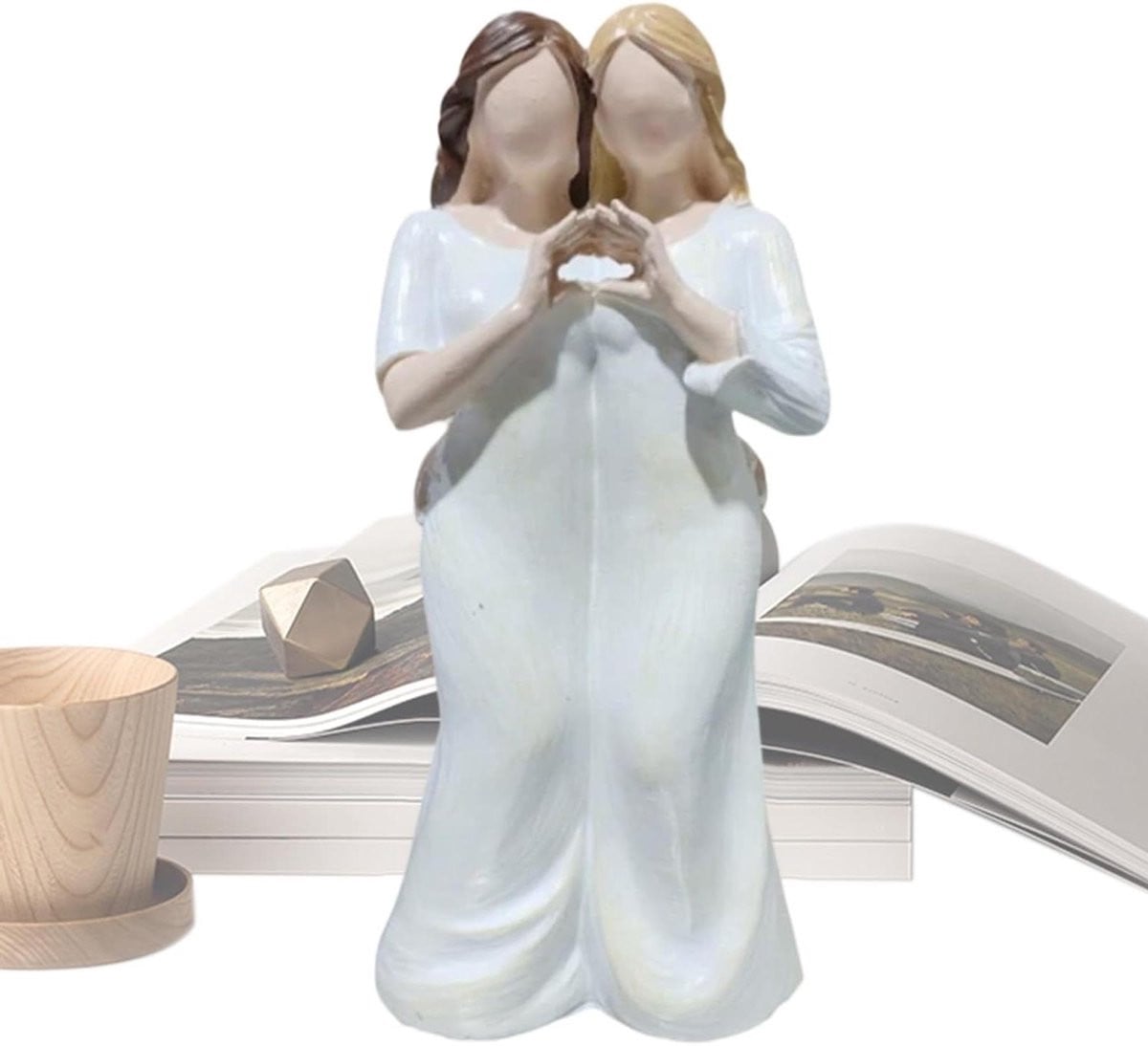Handgemaakt moeder-kind beeldje van een dochter-figuur met een moeder-omarming voor op tafel
