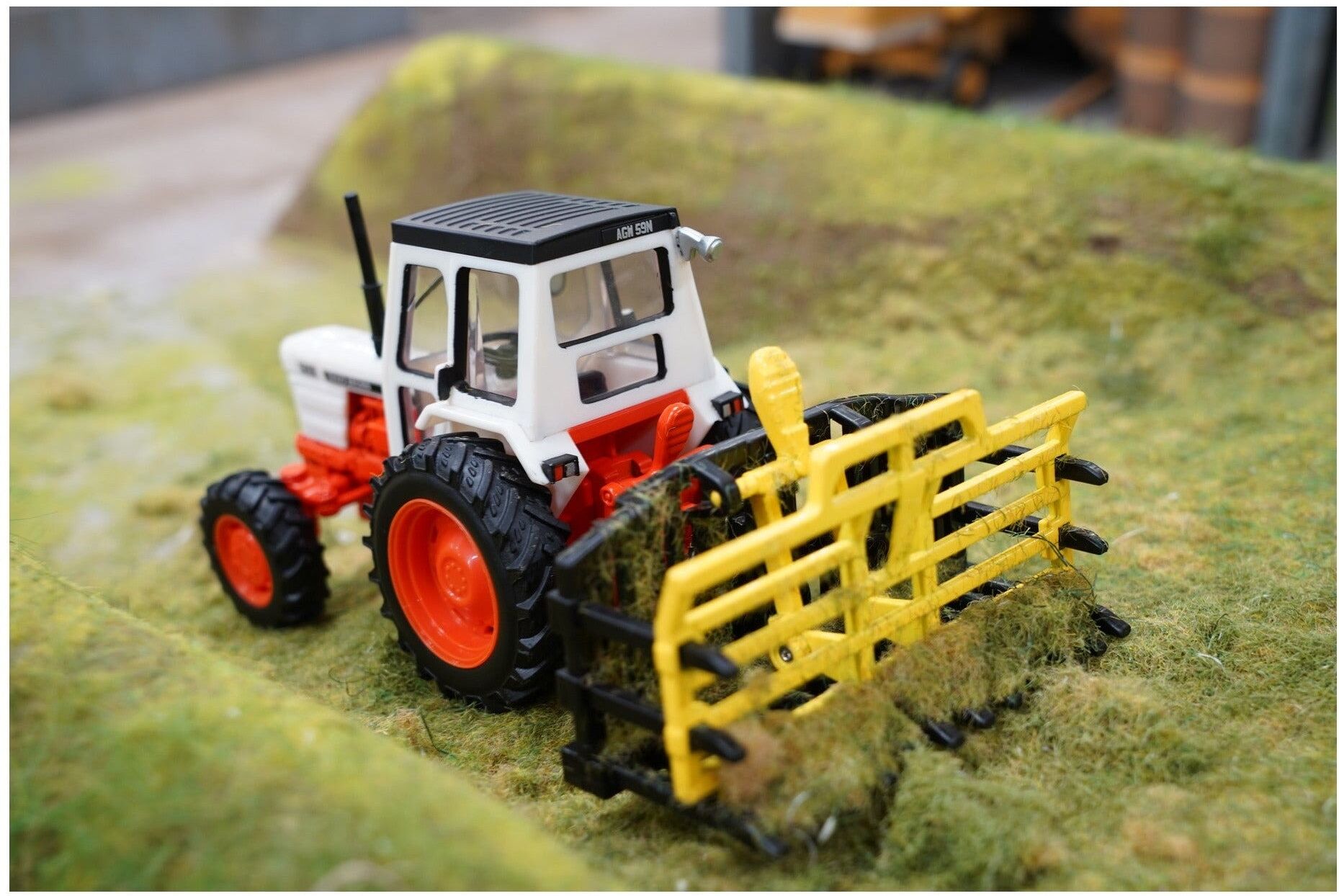 Tomy Britains David Brown 1410 4WD Tractor Model 1:32 Scale Die-Cast Metal and Plastic Toy