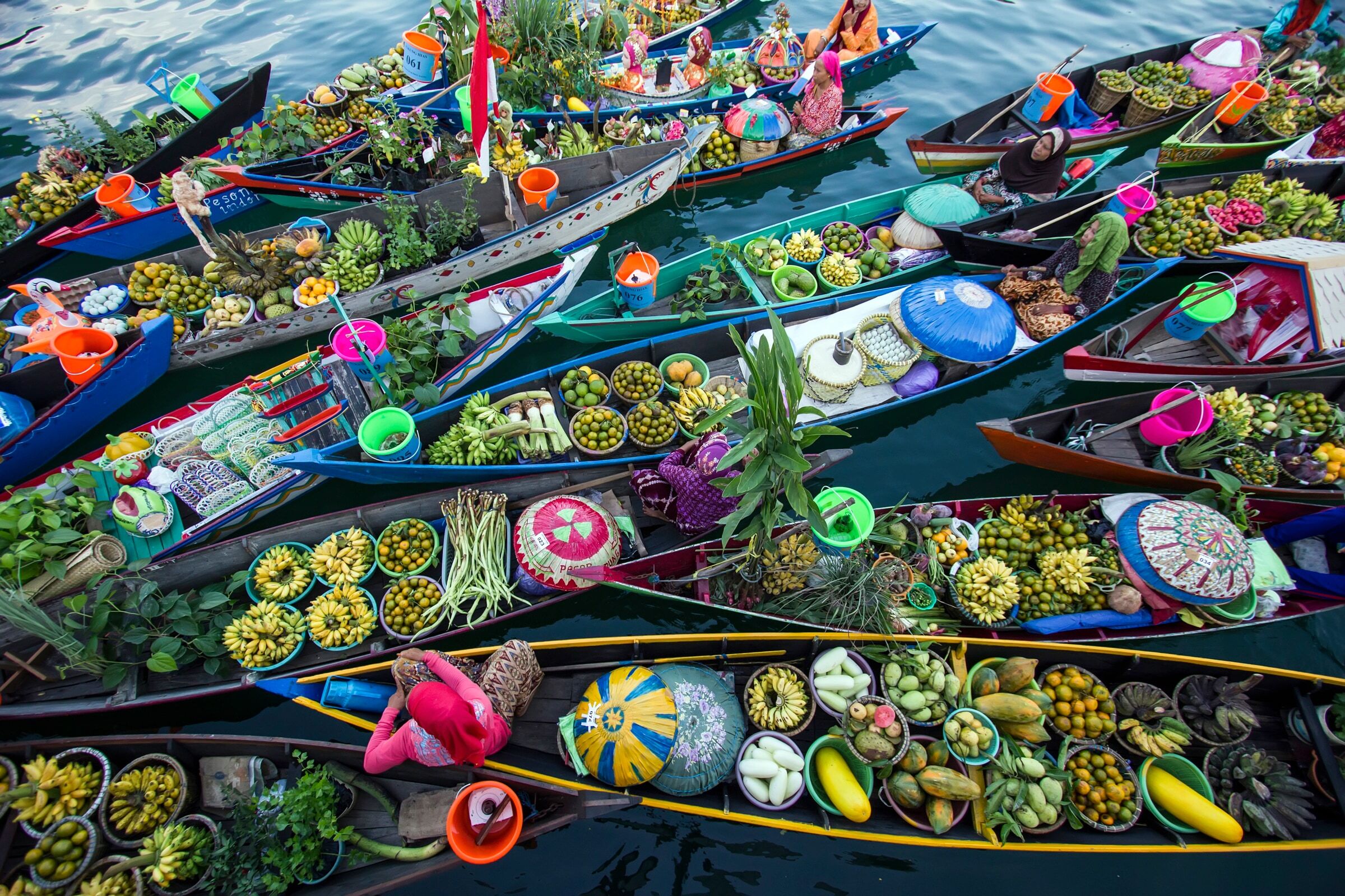 Fototapete PAPERMOON "Photo-Art FAUZAN MAUDUDDIN, BANJARMASIN FLOATING MARKET", bunt, B:3,5m L:2,6m, Vlies, Tapeten, Fototapete bunt B/L: 3,5m x 2,6m, Bahnen: 7 Stk.