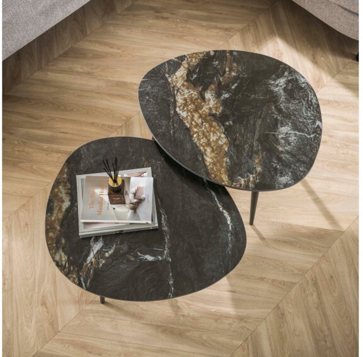 Set van 2 organische Fossil salontafels van zwart keramiek