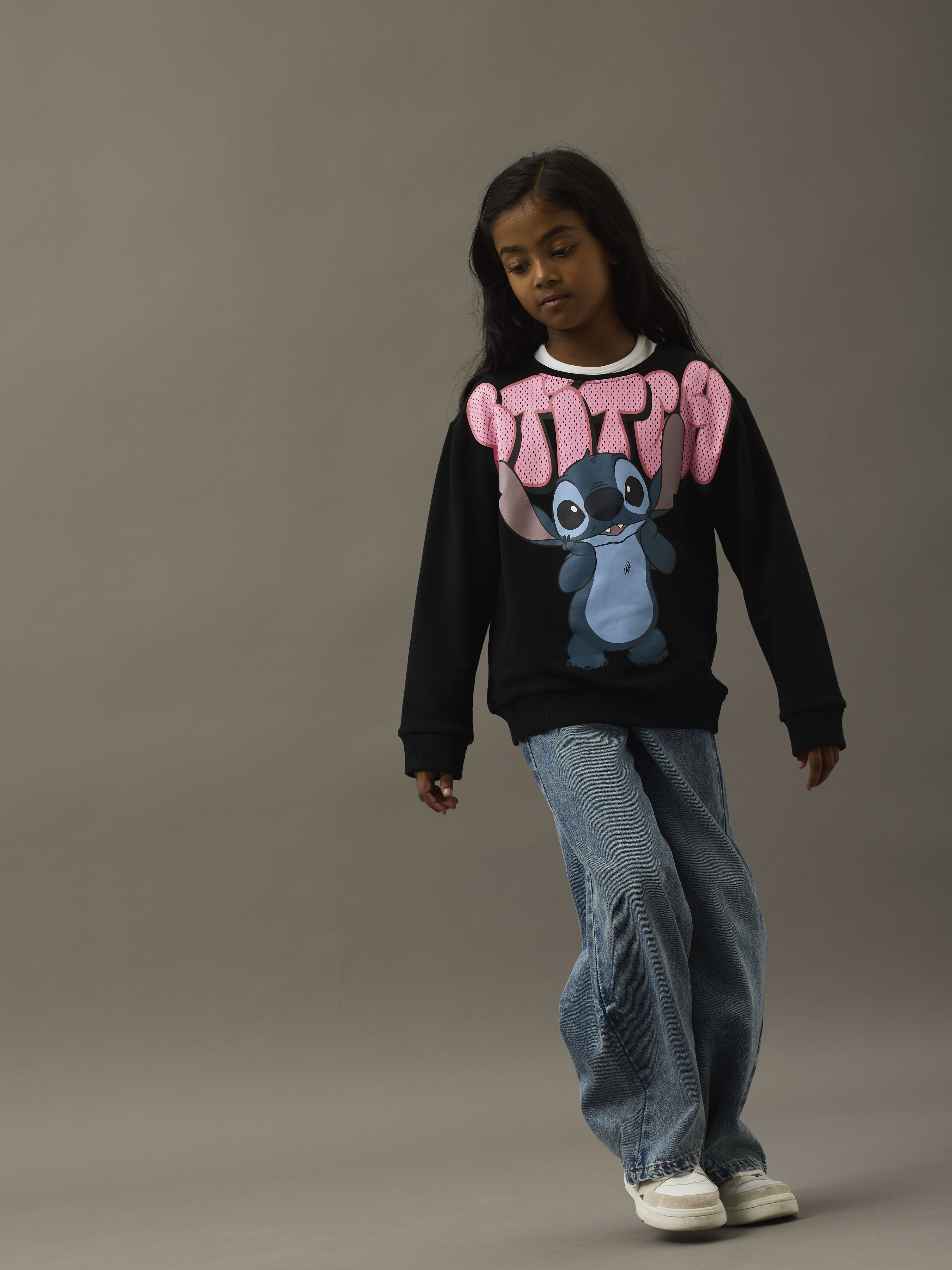 Sweatshirt NAME IT "NKFODIMI STITCH RLX SWEAT BRU WDI", Mädchen, Gr. 116, schwarz, Sweatware, Obermaterial: 95% Baumwolle, 5% Elasthan, bedruckt, Rundhals, Rippbündchen, Sweatshirts Sweatshirt schwarz 116