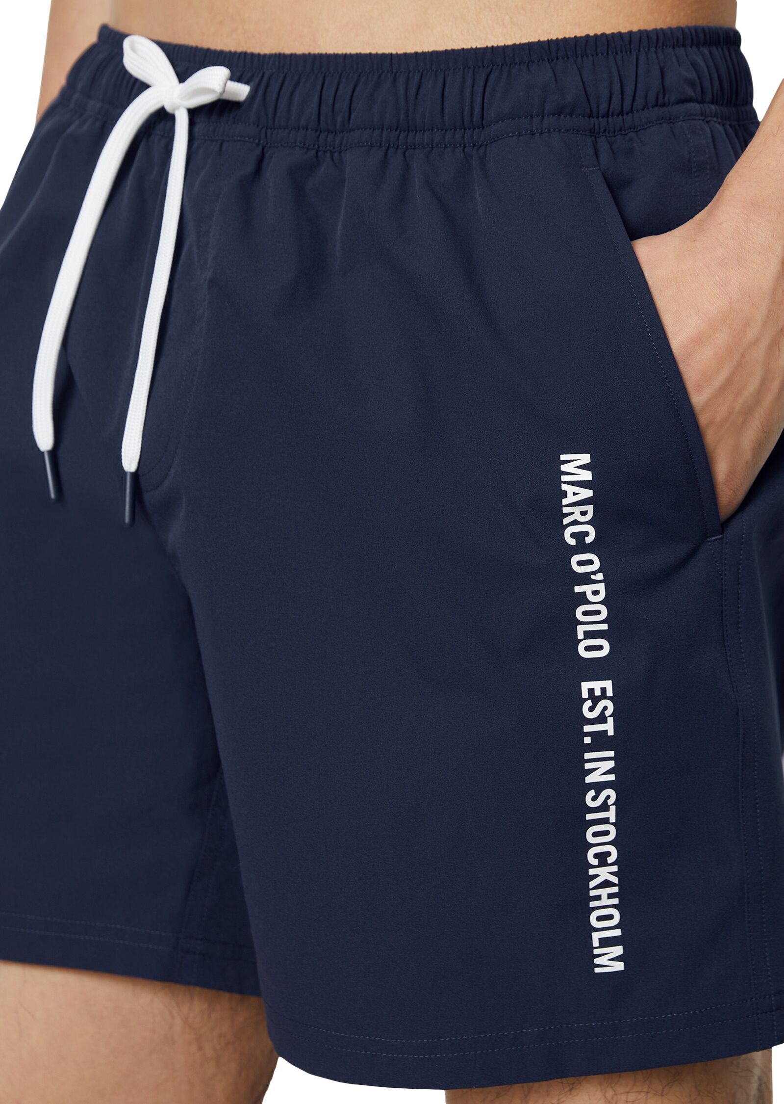 Marc O' Polo Badeshorts MARC O'POLO "Essentials", Herren, Gr. L, N-Gr, blau (navy), Web, Polyester, unifarben, Badehosen Badeshorts, mit seitlichen Taschen und Logoschriftzug navy L, N-Gr