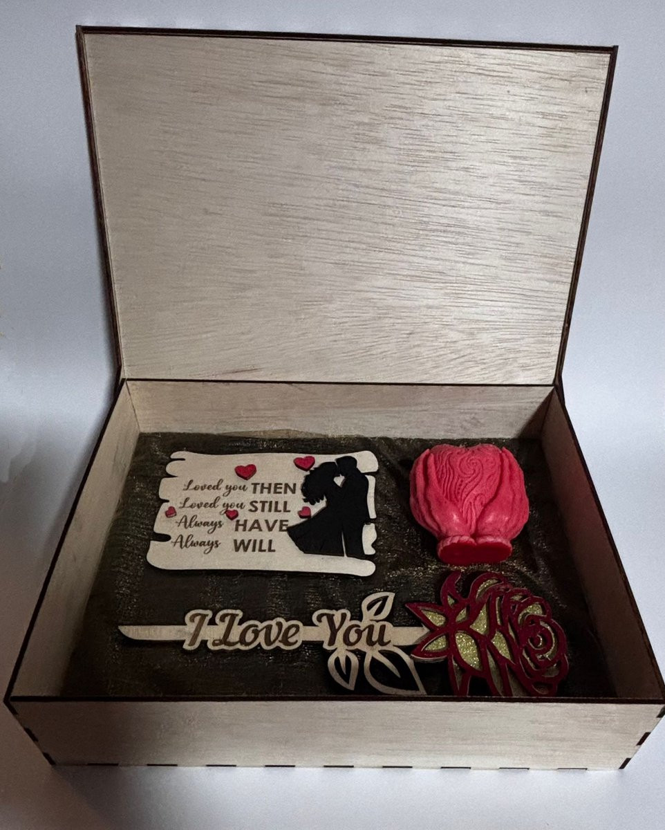 Valentijn Cadeau Box – Luxe Houten Geschenkdoos met Geurkaars, Roos en Liefdesbordje