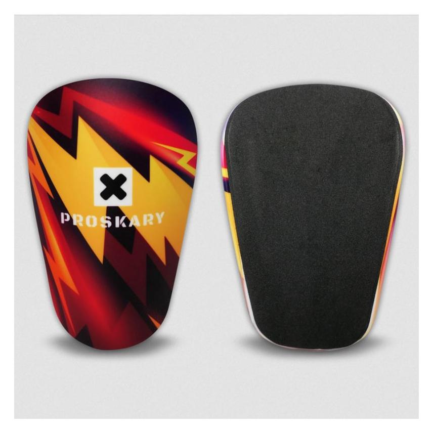 Konjac Sponge Ochraniacze piłkarskie Proskary Comic Shin Pads czarno-pomarańczowe 12x8 cm (57942144)