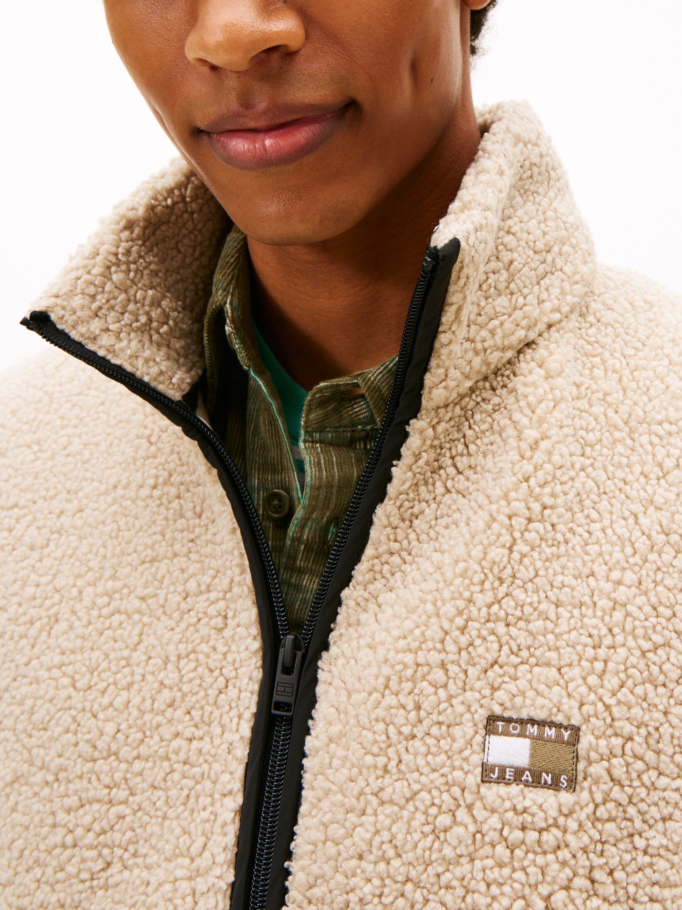 Tommy Jeans "TJM BADGE TEDDY" Stehkragen, Teddyfleece, relaxed fit gulf sand 3XL