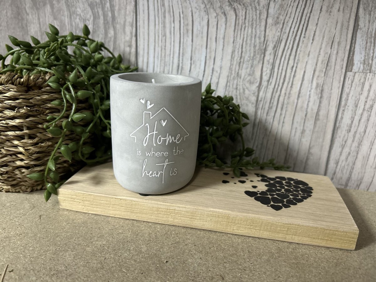 Creaties van Hier Cement Kaars Home is where the heart is met houten plankje - 8 cm