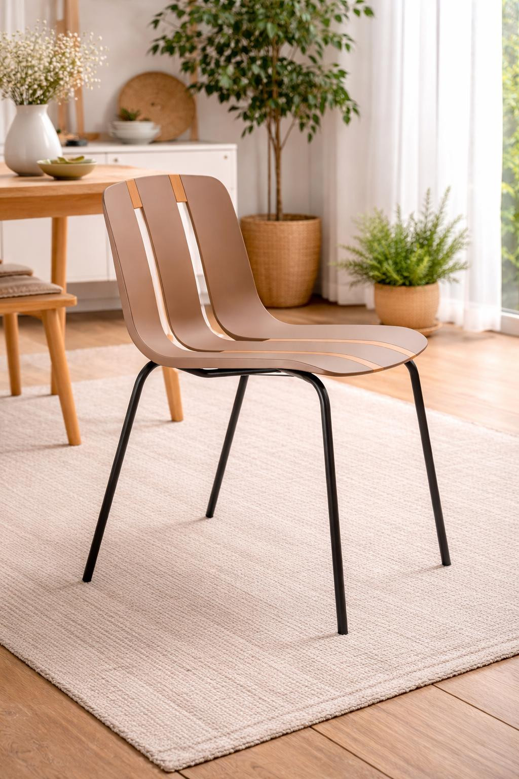Beige eetkamerstoel met gestreept ontwerp en elegant metalen onderstel