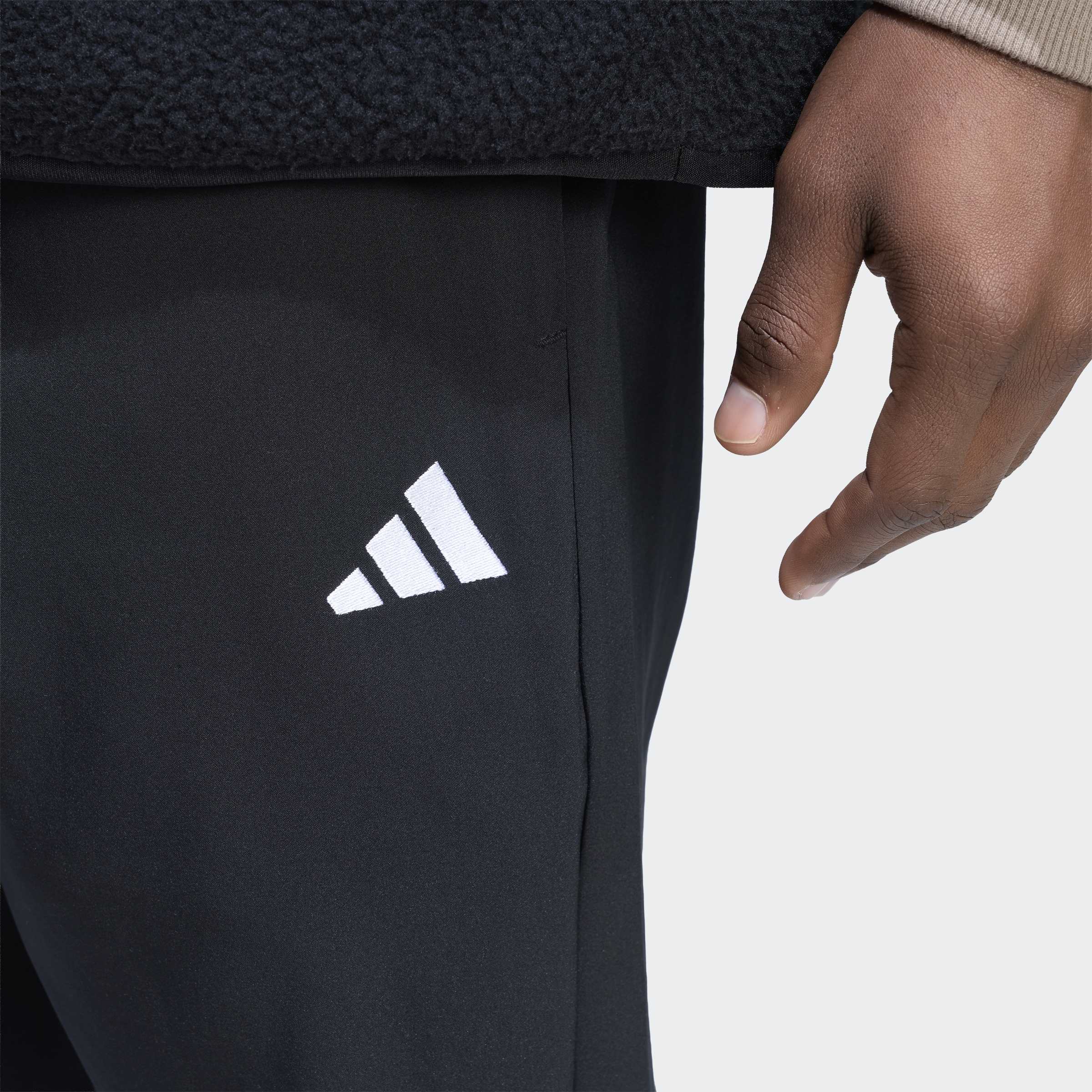 Sporthose ADIDAS SPORTSWEAR "ESSENTIALS, KLEINES STANFORD LOGO, GEWEBT, KONISCH ZULAUFEND, OFFENER", Damen, Gr. 3XL, N-Gr, schwarz (schwarz, normal, gr.), Obermaterial: 100% Polyester, Hosen Sporthose schwarz, normal, gr. 3XL, N-Gr
