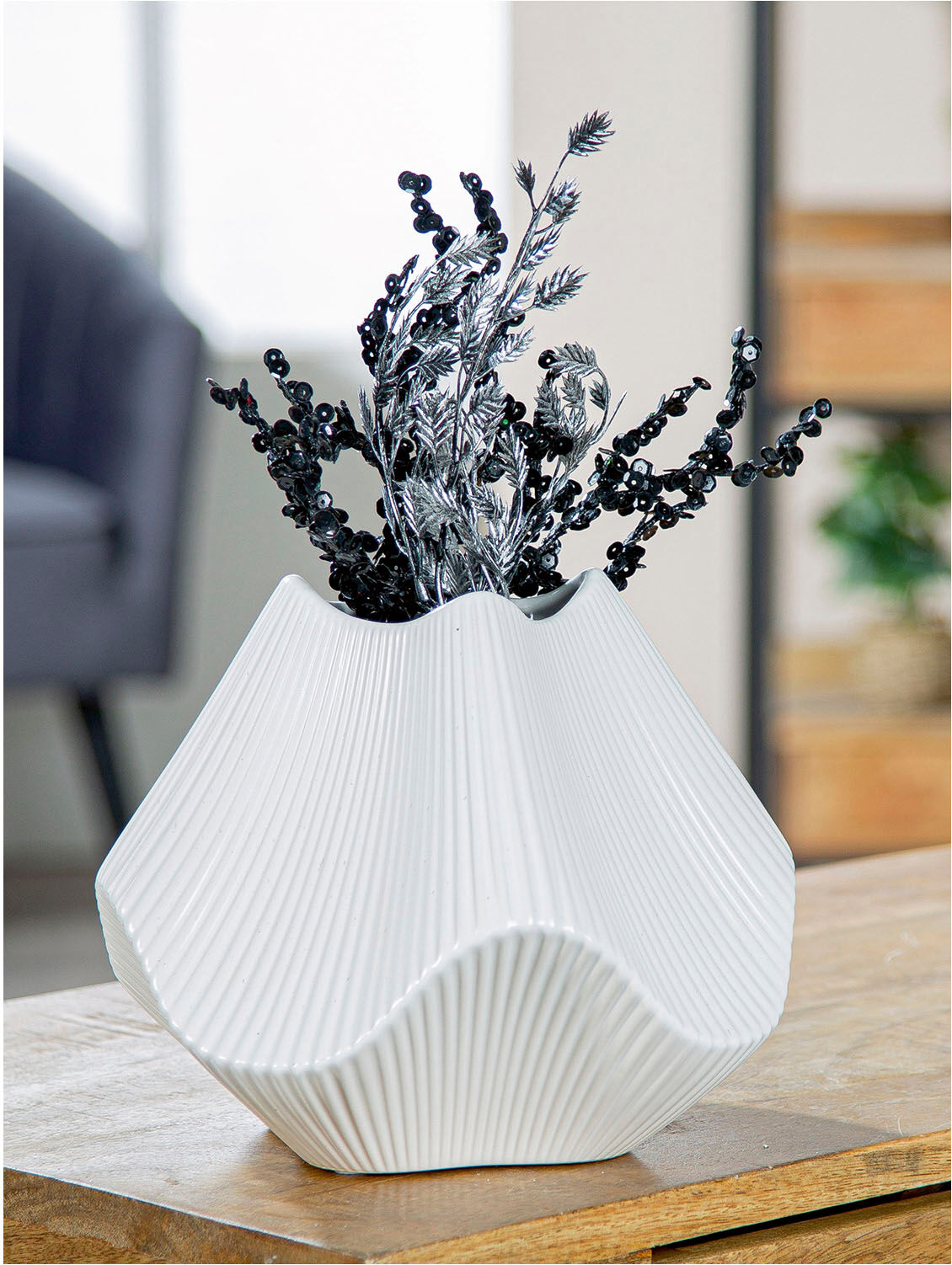 Tischvase GILDE "Vase Lamellen H. 18,5 cm", weiss (weiß), B:22cm H:18,5cm T:22cm Ø:22cm, Keramik, Vasen, Tischvase, Matte Lamellen-Struktur, Dekovase weiß B/H/T: 22cm x 18,5cm x 22cm Ø 22cm